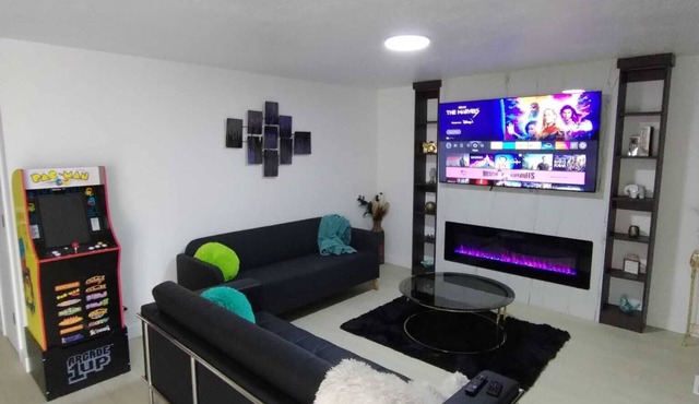 luxurious Charming 2-bed house with WiFi and AC with arcade pac-man pet friendly