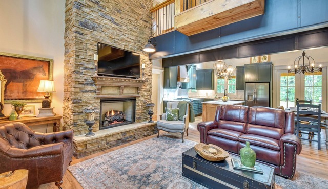 Luxurious Clarkesville Cabin w/Decks & Fire Pit