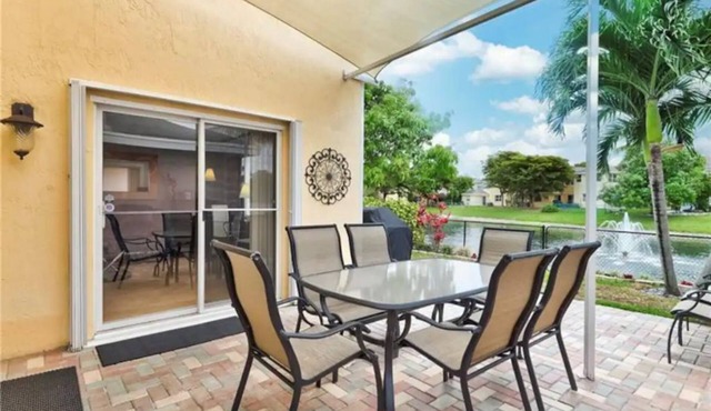 Luxurious, Clean & Convenient Water Front Home in a Safe Área