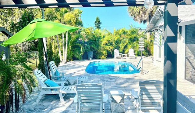 Luxurious Coastal 3 bed 2 Bath Private Pool minutes from Beach