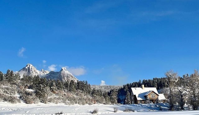Luxurious Colorado chalet w Hot tub and gorgeous mountain & river side views