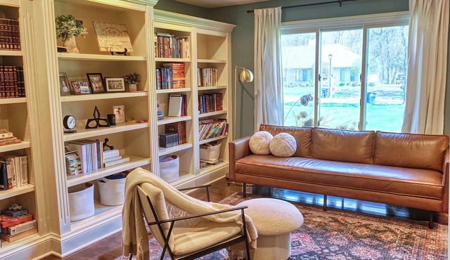 Luxurious, comfortable pool home in Buffalo, minutes from Niagara Falls