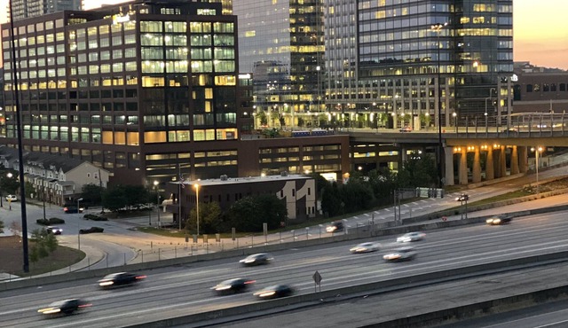 Luxurious & Comfy ~ 5★ Location ~ ♛King Bed ~ Pool