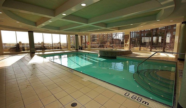 Luxurious Comfy SQ1 Escape | 1BR+Den, Sleeps 4