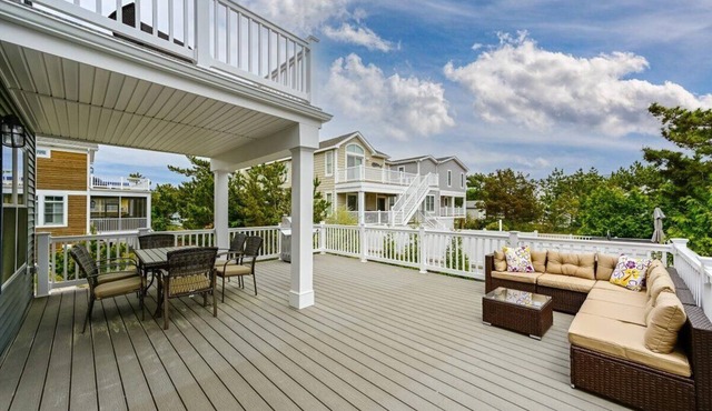 Luxurious & Comfy ~ 1 Block to Beach ~ ♛Royal Beds