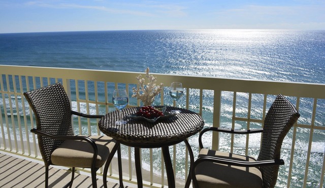 Luxurious Condo 3 King Beds Sleeps up to 8 + Free Beach Service + Beach Front!