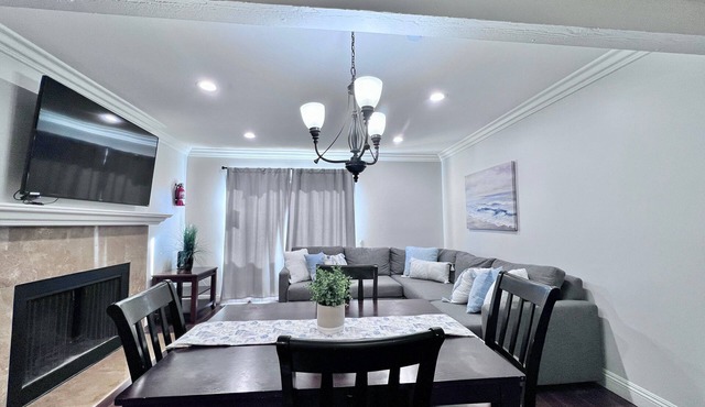 Luxurious Condo: 1/4mi Walk2Disney, Comm. Pool/Spa