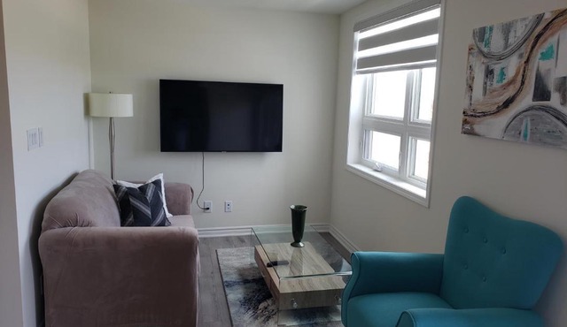 Luxurious Condo Apartment 2BRs-1BAs-1Office with free parking