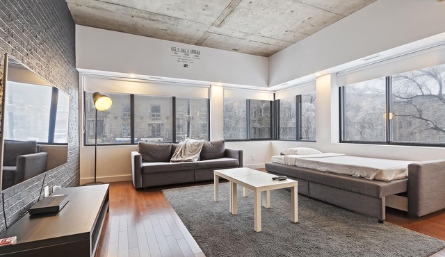 Luxurious Condo ✓ ❤️ of Montreal ✓ Free parking ✓ Subway across the street!
