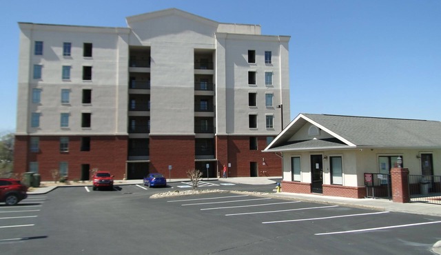 Luxurious Condo, Riverfront w/Mountain Views, 1/4 mile from Tanger Outlet Mall
