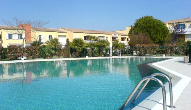 LUXURIOUS CONDO with TERRACE, SWIMMING POOL + PARK + GARAGE & LINEN