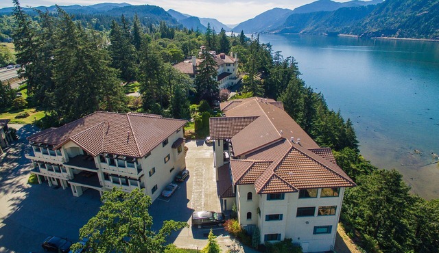 Luxurious Condominium 1 - 3 bedrooms available