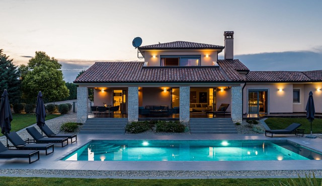 Luxurious Contemporary Villa, large pool heated 28° - green views