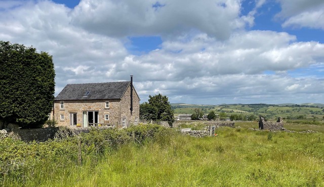 Luxurious Converted Barn with Stunning Views, Log Burner & Roll Top Bath