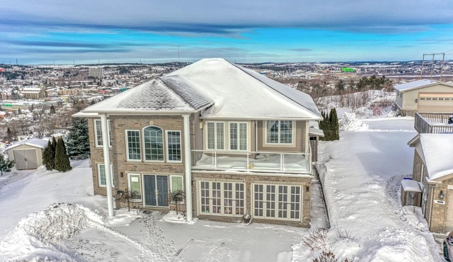 Luxurious & Cosy Hill Top House with Hot Tub & Best Views of Sunset and City