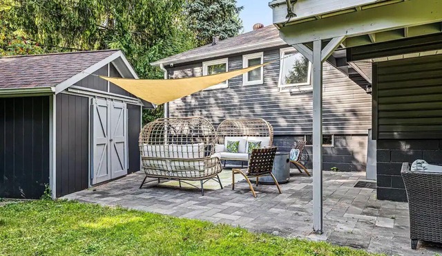 Luxurious Cottage Across Water!