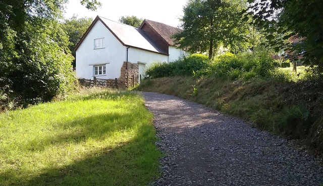 Luxurious cottage in 70 acres with private lake, fantastic views and walks