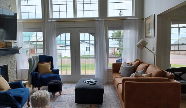 Luxurious cottage in the Heart of Shediac w/firepit, bike trail to Parlee beach!