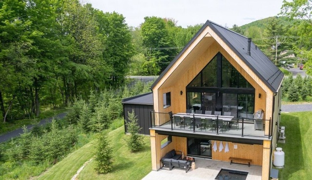 LUXURIOUS COTTAGE THAT CAN ACCOMMODATE 15 ADULTS + 2 CHILDREN