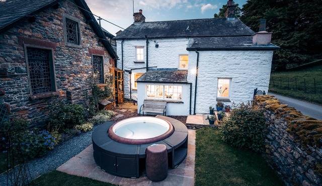 Luxurious Cottage with Hot Tub. 19 miles from Windermere.