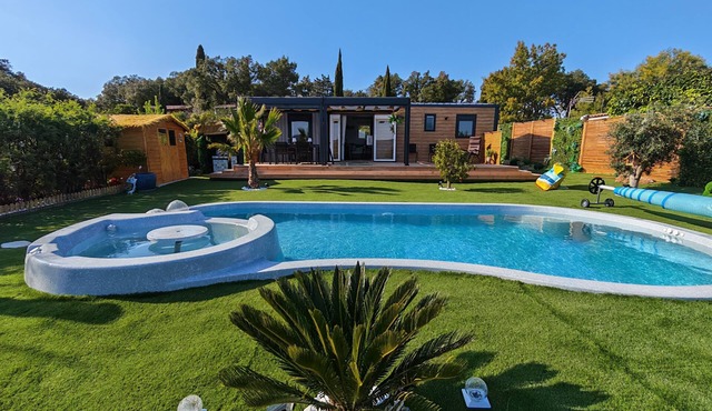 Luxurious cottage with private pool and spa in the Canebières estate in Le Muy.