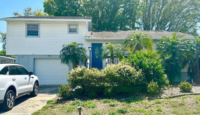 Luxurious Cottage With Full Yard Near The Beach