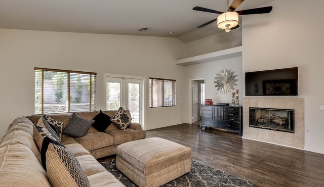 Luxurious Country Club Home w/Amenities. Mins to Golf, IW Tennis, Polo, and MORE