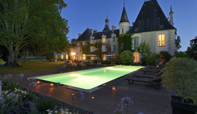 Luxurious country house with large swimming pool and 10 in Suite bedrooms