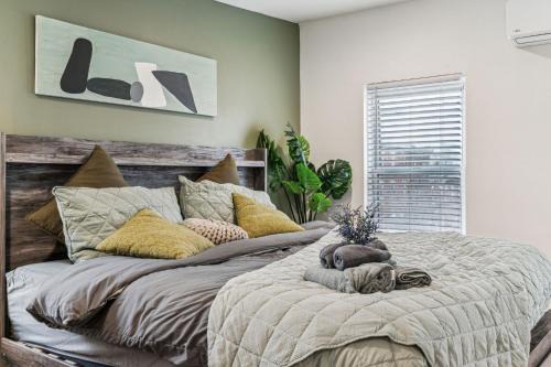 Luxurious couples suite KING BED, romantic, central, wifi