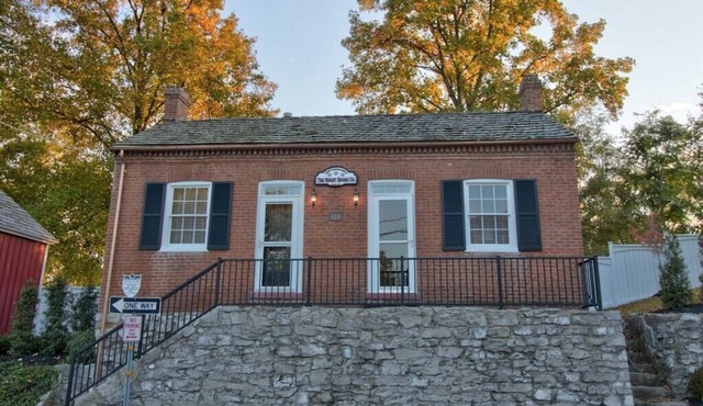 Luxurious couples retreat just steps from Historic Main Street in St. Charles!