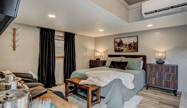 Luxurious & Cozy 2-bedroom cottage with HOT TUB in Stillwater