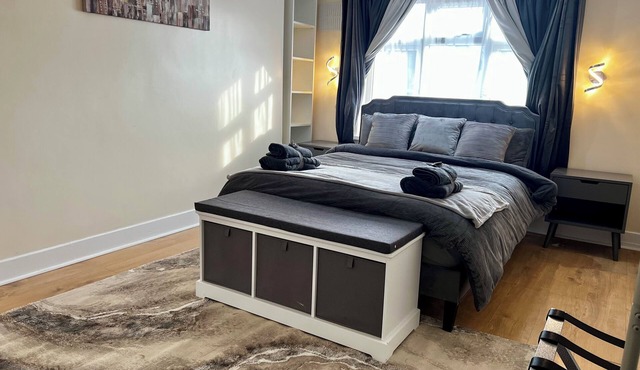 Luxurious Cozy 4-Bedroom Home near LHR