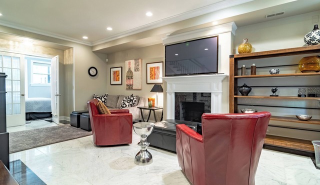 Luxurious Cozy 4BR 4-Story Gold Coast Villa with Free Parking