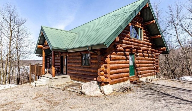 Luxurious Cozy Log Cabin in the Woods, Private getaway at the lake!
