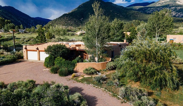 Luxurious & Cozy Modern Adobe Home. Taos at it's finest. Welcome to Dos Alamos!