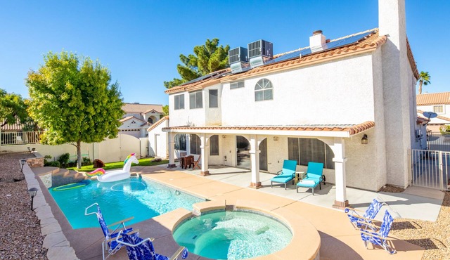 Luxurious & Cozy ⛱SUNNY PRIVATE Pool★PETS ALLOWED★PVT Yard★Arcade Game Room