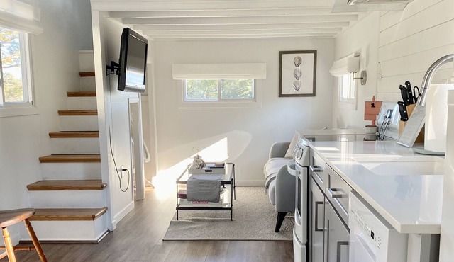 Luxurious Creekside Tiny Home-1 minute walk to the beach