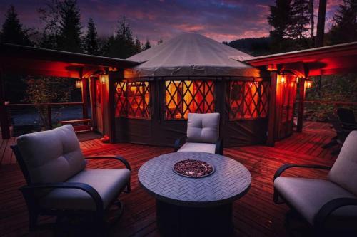 Luxurious Creekside Yurt with Stargazing Dome & Firepit near Carson, Washington