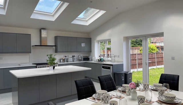 Luxurious Detached Holiday House Free Parking Airport Town Centre Railwaystation