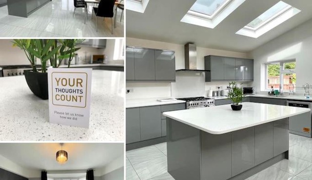 Luxurious Detached Holiday House Free Parking near Airport Town Centre Railway Station