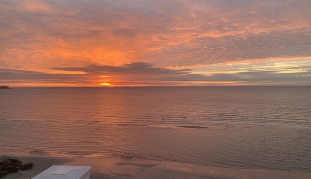 Luxurious, Direct Waterfront Home with Private Beach