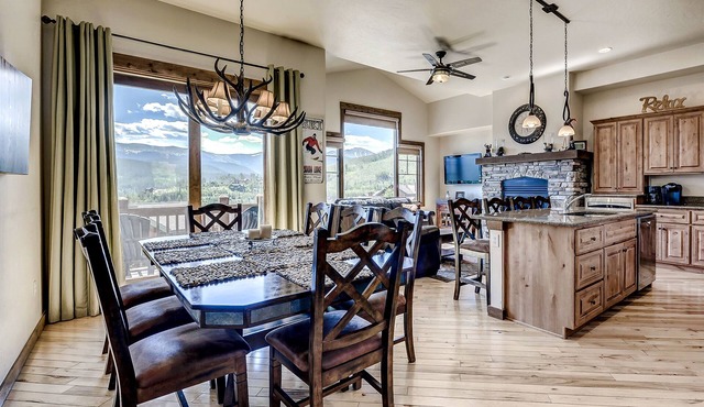 Luxurious Double Master Suites, Stunning Mountain View, Hot Tub & WiFi!