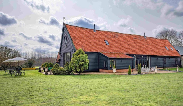 Luxurious Doves Barn with 8 person Hot tub near Needham Market, Suffolk