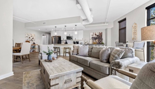 Luxurious Downtown-2 bed 2 bath Corner 2M