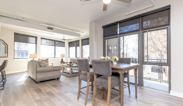 Luxurious Downtown 2 bedroom 2 bath with views 1M