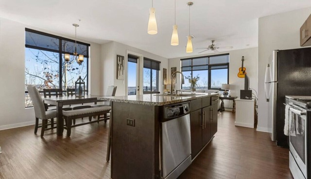 Luxurious Downtown Corner Views 2 bed 2bath-#211