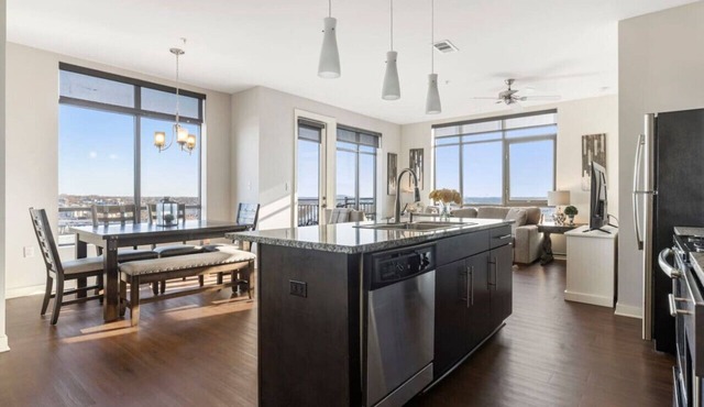 Luxurious Downtown Corner Views 2 bed 2bath 61