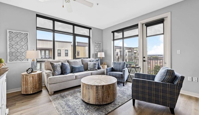 Luxurious Downtown Corner unit- 2 Bd2 Bth -#321