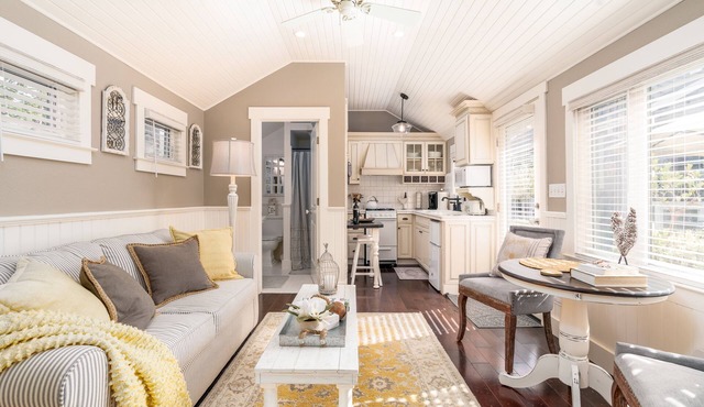 Luxurious Downtown Guest Cottage/2 Beds/Garden Oasis