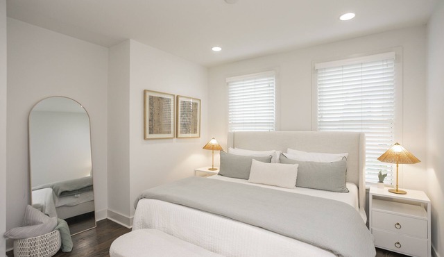 Luxurious Downtown Home w/HUGE Rooftop! 1.5m to Broadway!